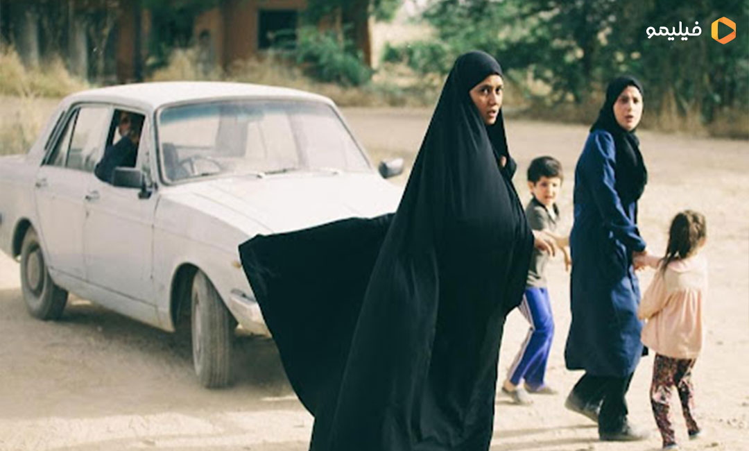 پریناز ایزدیار در نمایی از فیلم ویلایی ها
