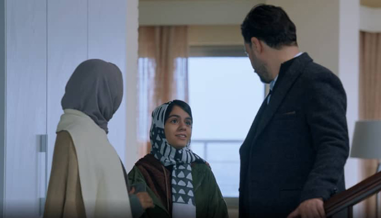 جواد عزتی سارا حاتمی رعنا آزادی‌ور در نمایی از سریال زخم کاری