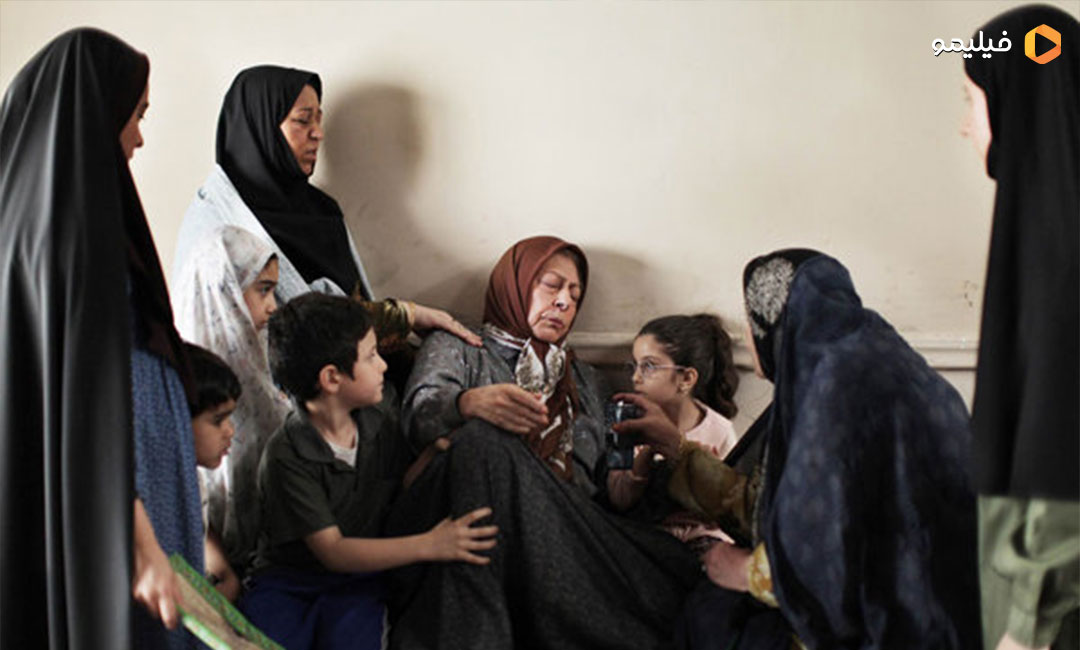 ثریا قاسمی در نمایی از فیلم ویلایی ها