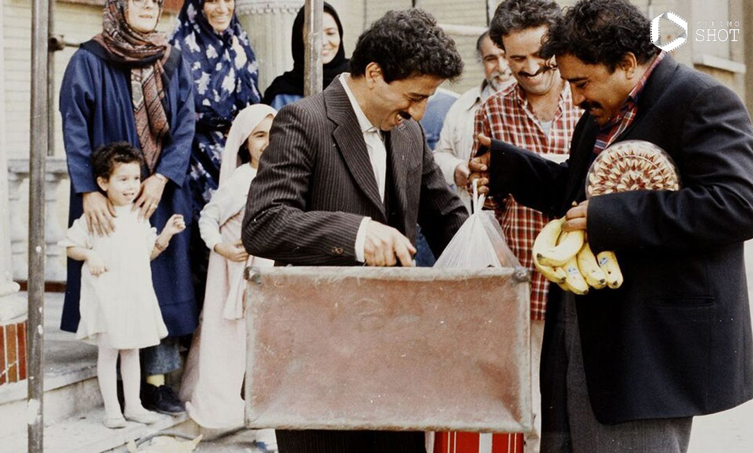 علیرضا خمسه و جمشید اسماعیل خانی در نمایی از فیلم آپارتمان شماره 13