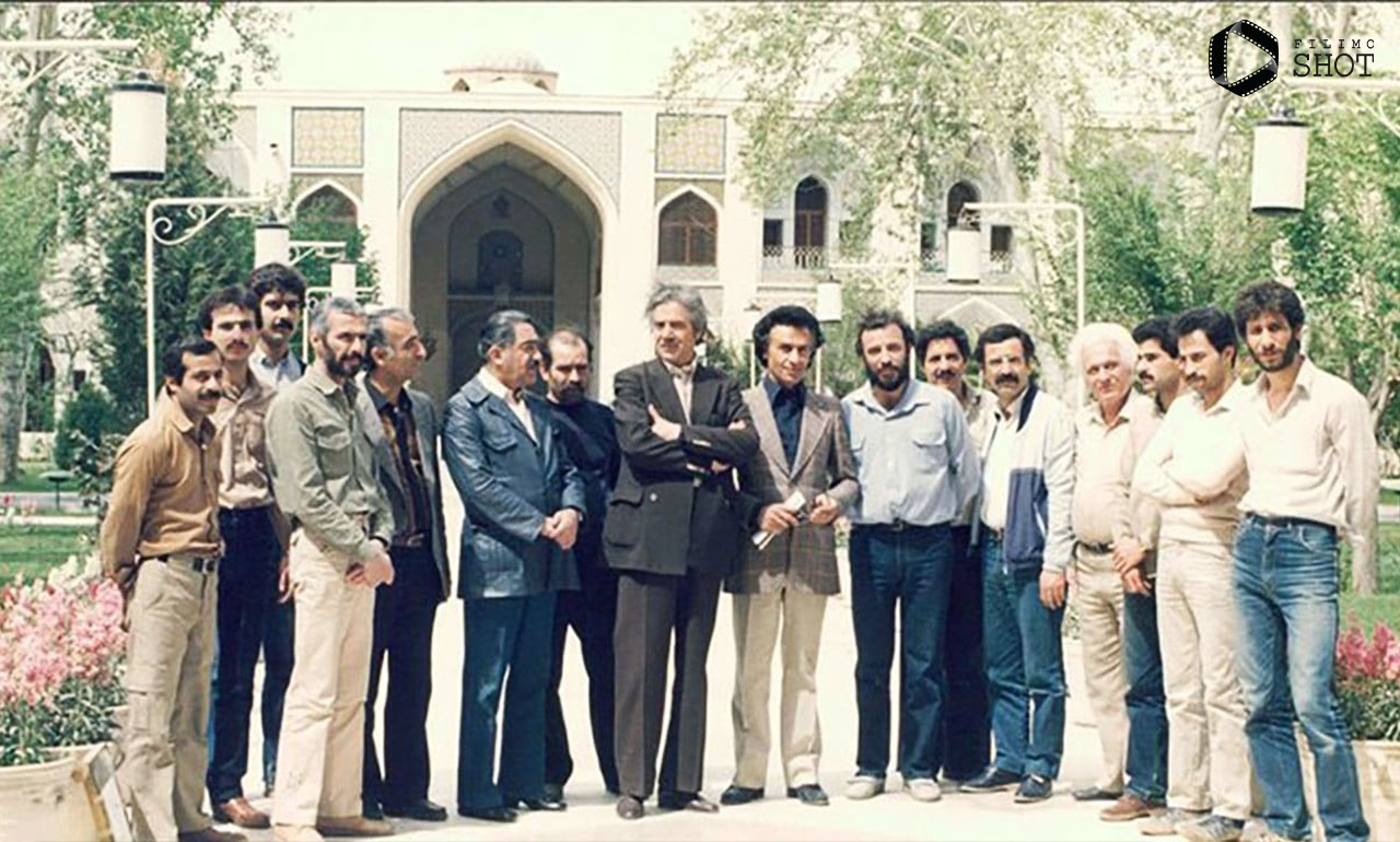 عکس یادگاری عوامل و بازیگران با حضور علی حاتمی در پشت صحنه فیلم جعفرخان از فرنگ برگشته