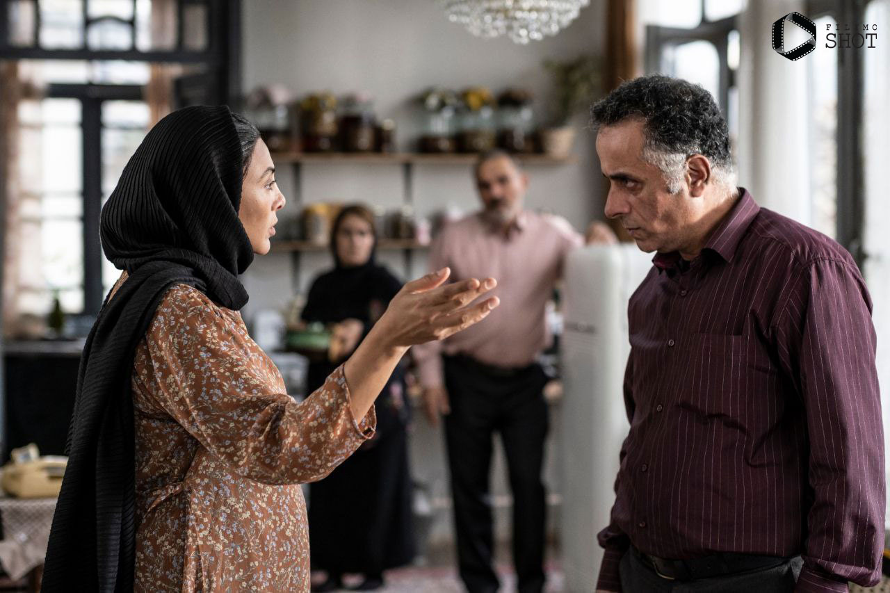  آزاده صمدی در فیلم عزیز 