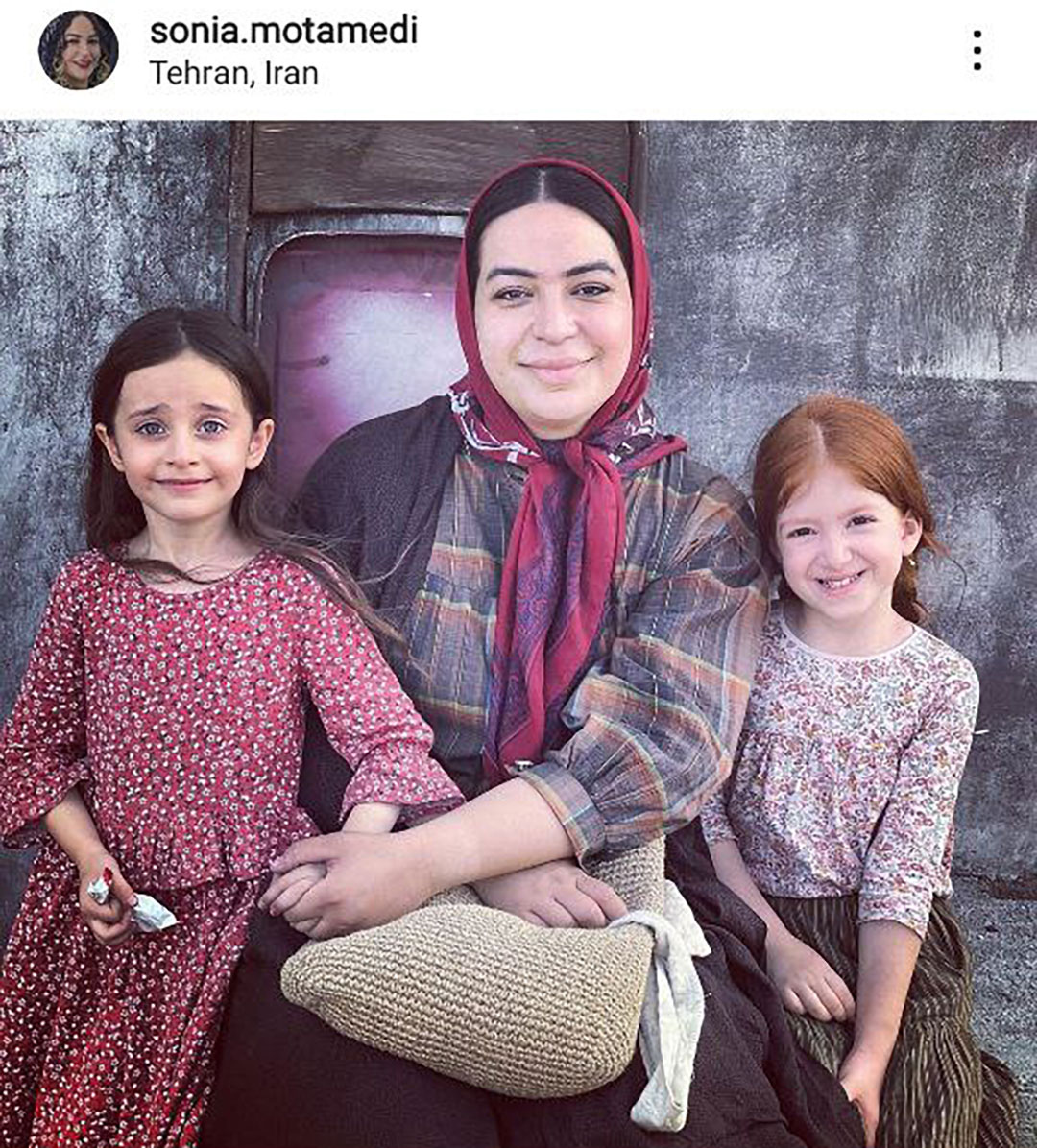 سونیا متمدی در شرح این عکس نوشت: اولین بار کنار شما دوتا خوشگل تجربه‌ی مامان بودنو لمس کردم 