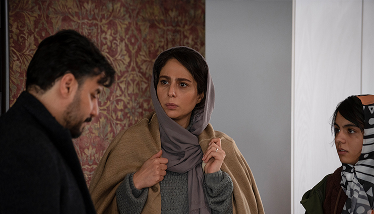 جواد عزتی در نقش مالک مالکی، رعنا آزادیور و سارا حاتمی در نمایی از قسمت یازدهم سریال زخم کاری